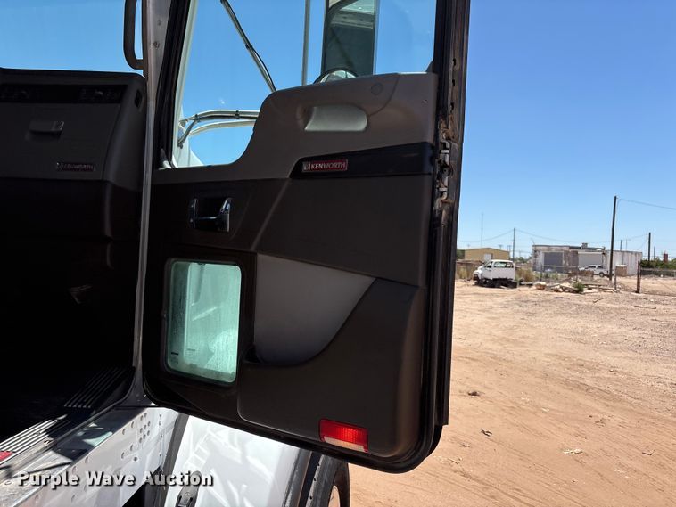image for item JM9475 2018 Kenworth T800 fuel truck