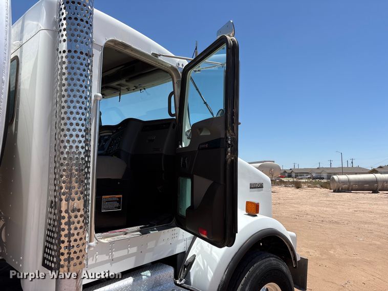image for item JM9475 2018 Kenworth T800 fuel truck