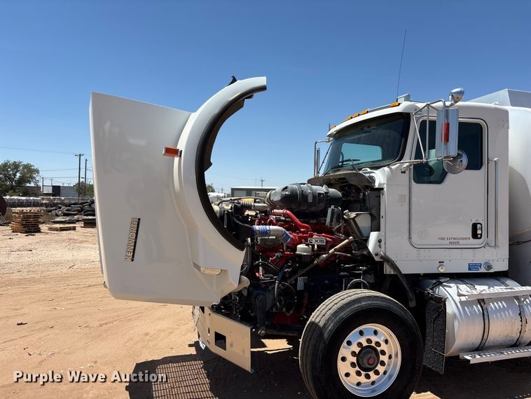 image for item JM9475 2018 Kenworth T800 fuel truck