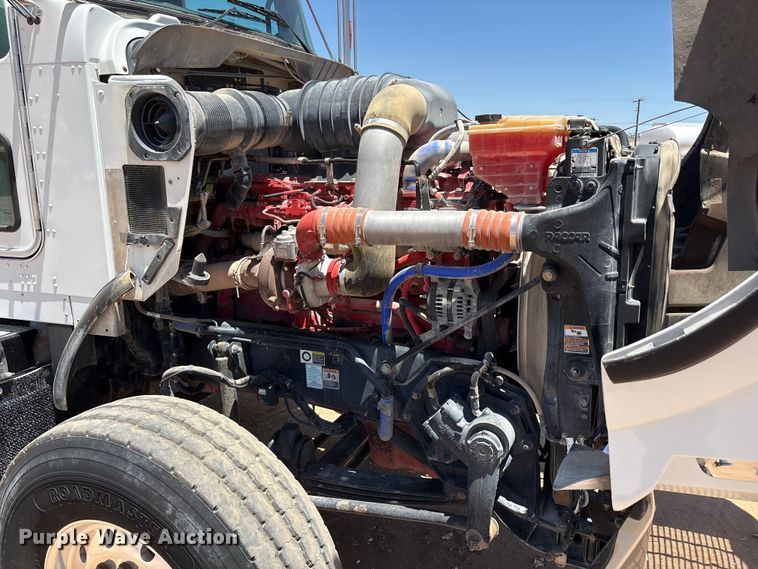image for item JM9475 2018 Kenworth T800 fuel truck