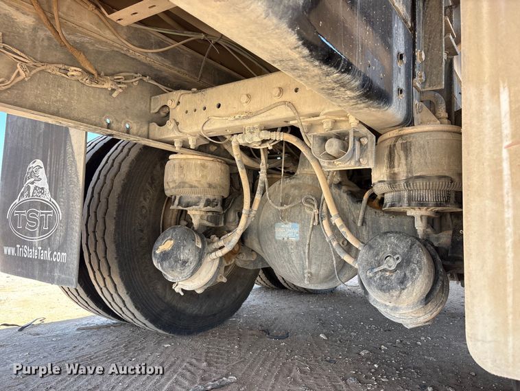 image for item JM9475 2018 Kenworth T800 fuel truck