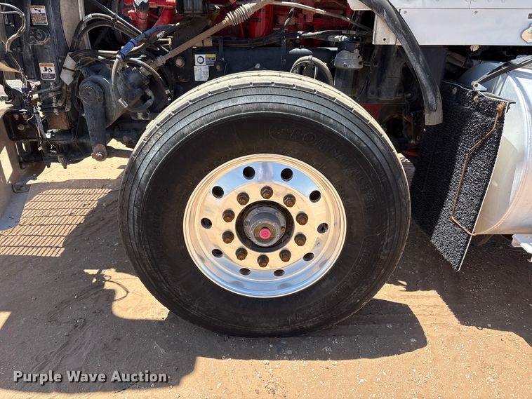 image for item JM9475 2018 Kenworth T800 fuel truck