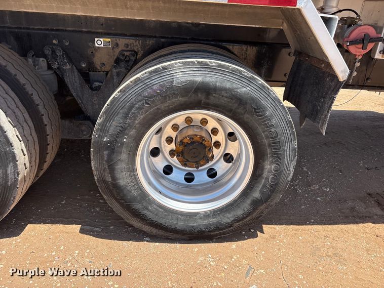 image for item JM9475 2018 Kenworth T800 fuel truck