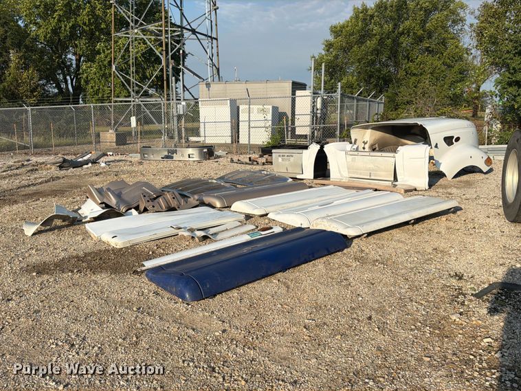 Peterbilt 387 body parts