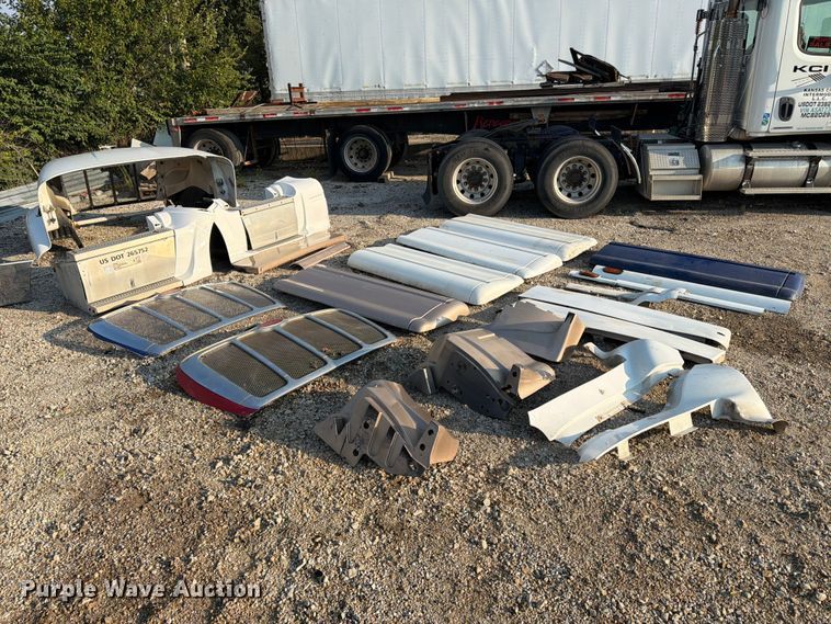 image for item MQ9167 Peterbilt 387 body parts