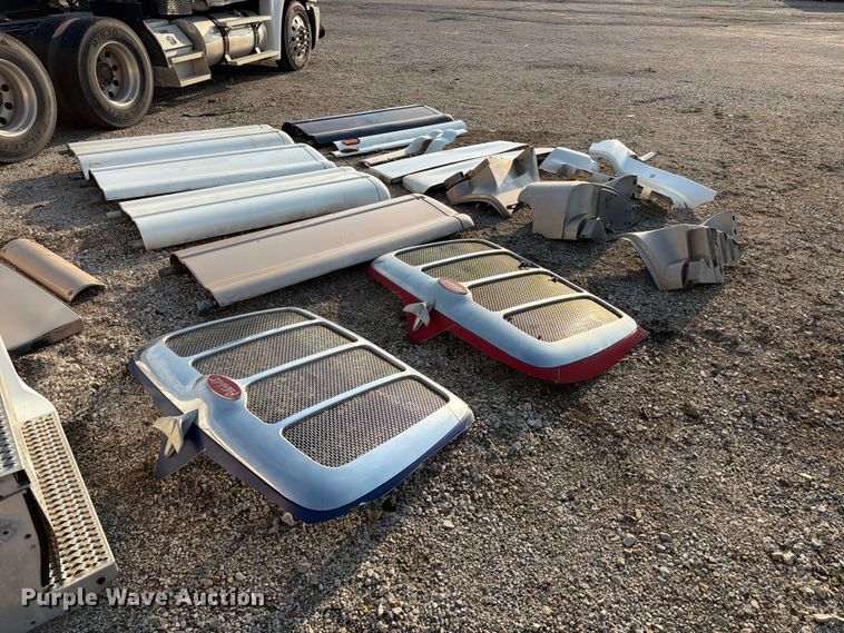 image for item MQ9167 Peterbilt 387 body parts