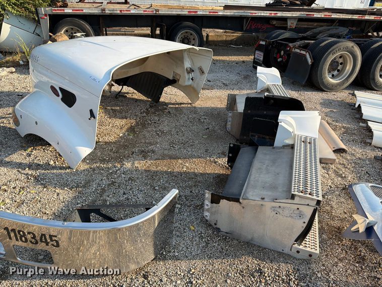 image for item MQ9167 Peterbilt 387 body parts