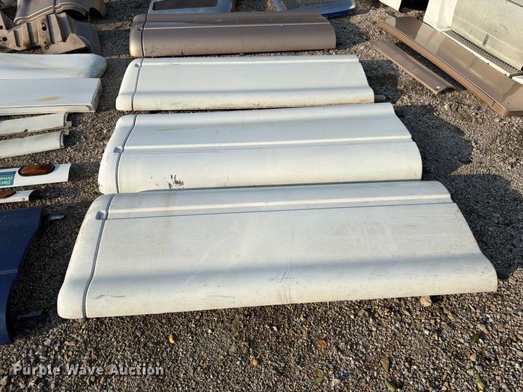 image for item MQ9167 Peterbilt 387 body parts