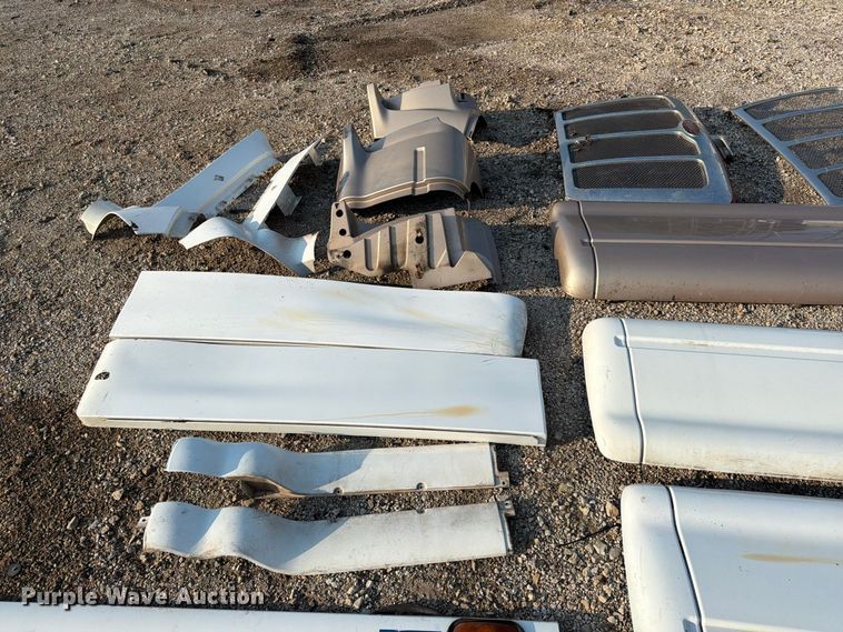 image for item MQ9167 Peterbilt 387 body parts