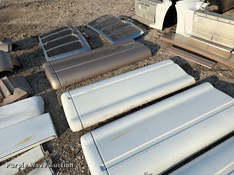 image for item MQ9167 Peterbilt 387 body parts