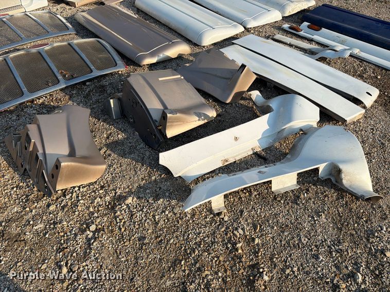 image for item MQ9167 Peterbilt 387 body parts