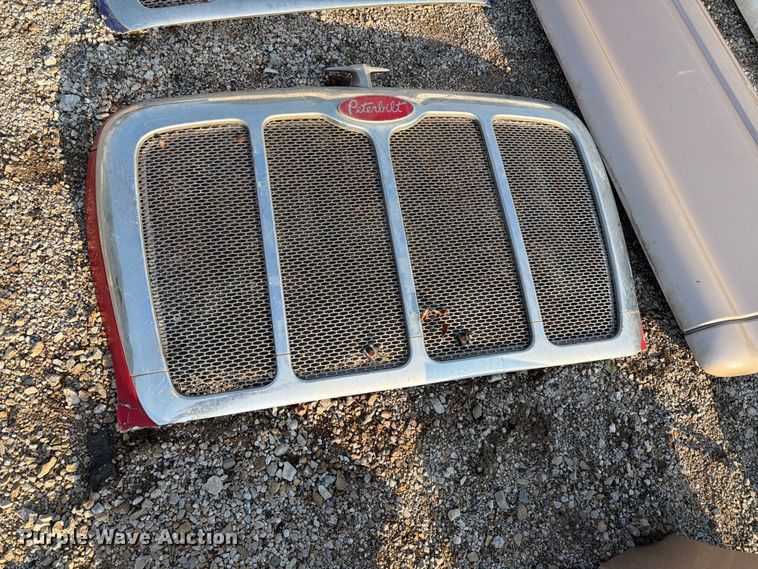 image for item MQ9167 Peterbilt 387 body parts