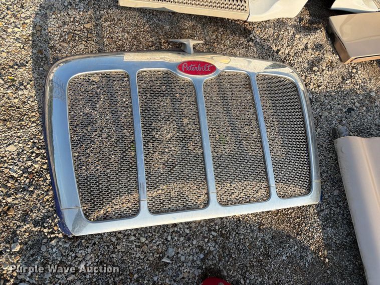 image for item MQ9167 Peterbilt 387 body parts
