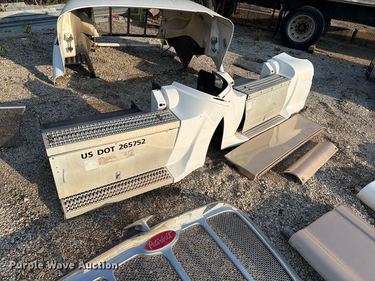 image for item MQ9167 Peterbilt 387 body parts