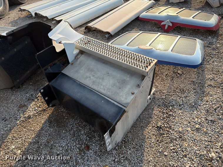 image for item MQ9167 Peterbilt 387 body parts