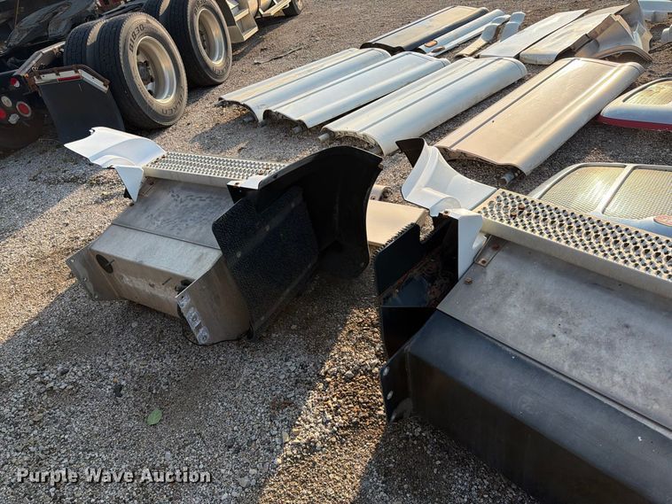 image for item MQ9167 Peterbilt 387 body parts
