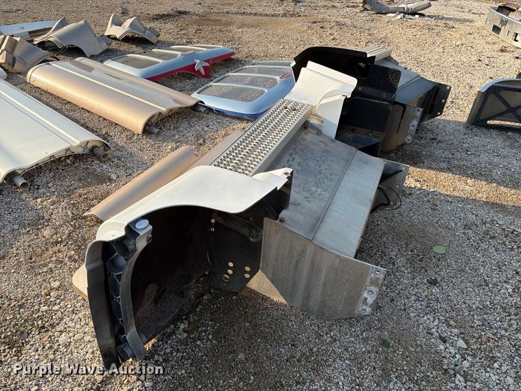 image for item MQ9167 Peterbilt 387 body parts