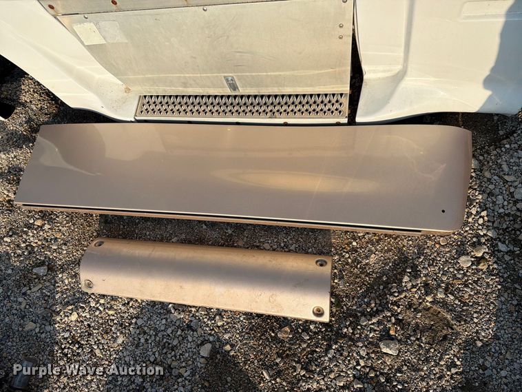 image for item MQ9167 Peterbilt 387 body parts