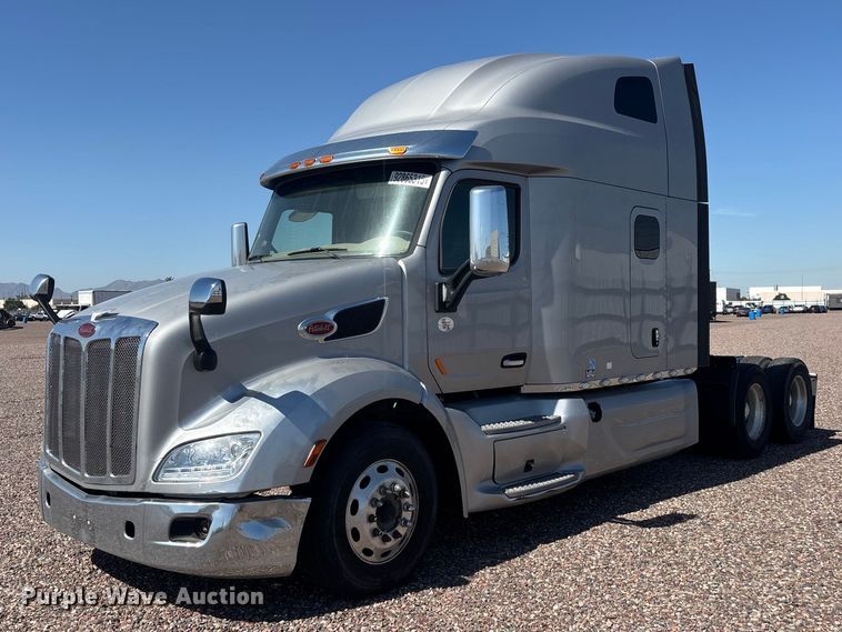 2022 Peterbilt 579 semi truck