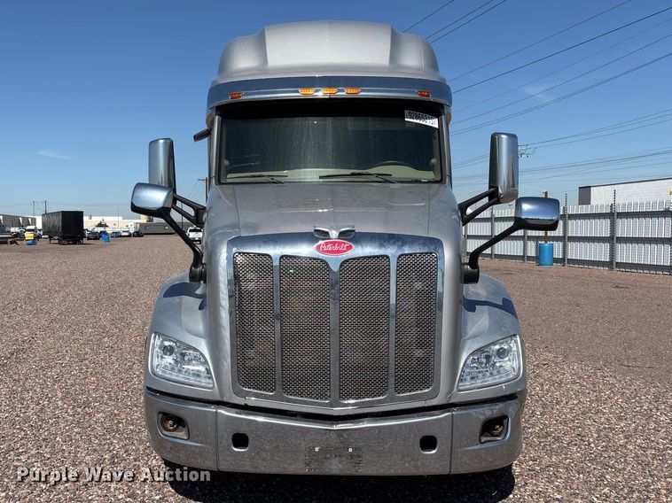 image for item YA1561 2022 Peterbilt 579 semi truck