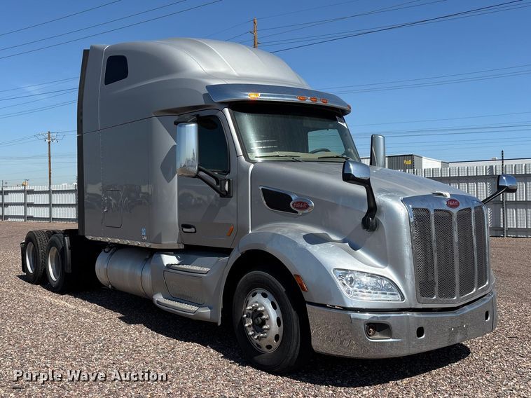 image for item YA1561 2022 Peterbilt 579 semi truck