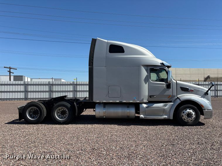 image for item YA1561 2022 Peterbilt 579 semi truck