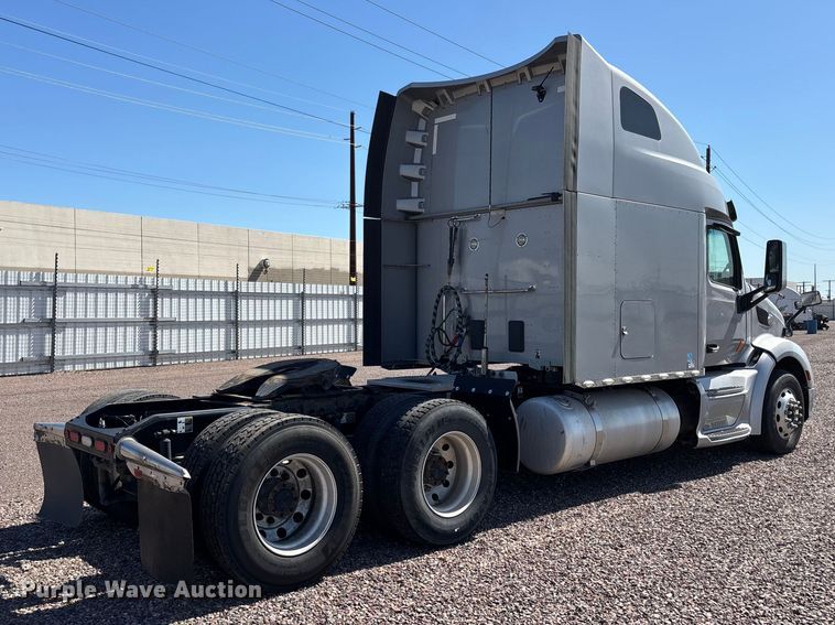 image for item YA1561 2022 Peterbilt 579 semi truck