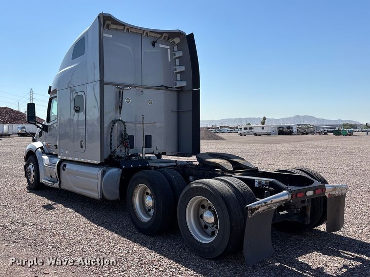 image for item YA1561 2022 Peterbilt 579 semi truck