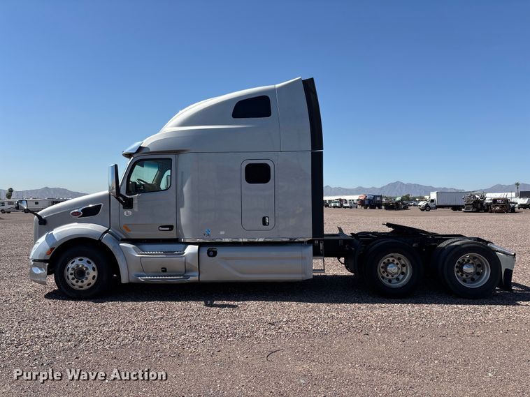 image for item YA1561 2022 Peterbilt 579 semi truck