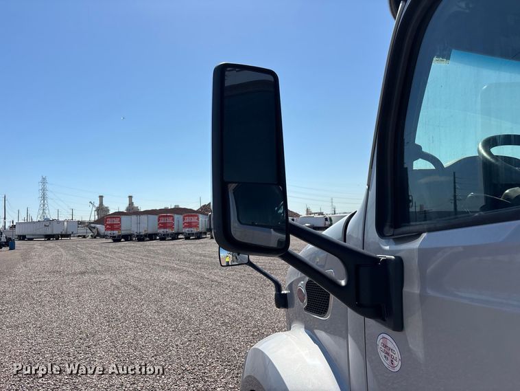 image for item YA1561 2022 Peterbilt 579 semi truck