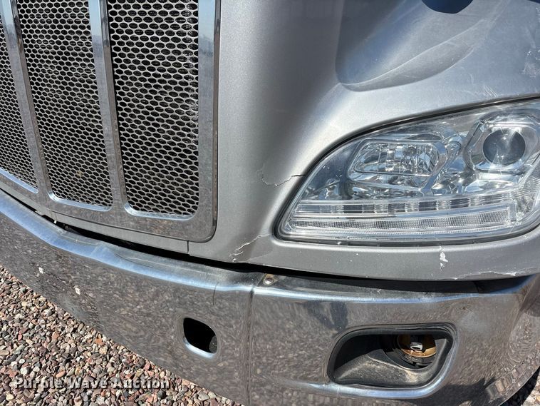 image for item YA1561 2022 Peterbilt 579 semi truck