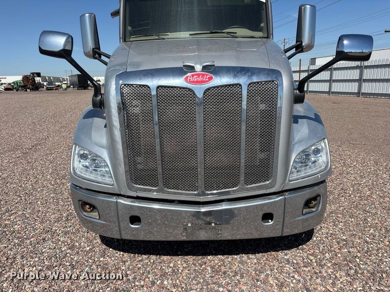 image for item YA1561 2022 Peterbilt 579 semi truck