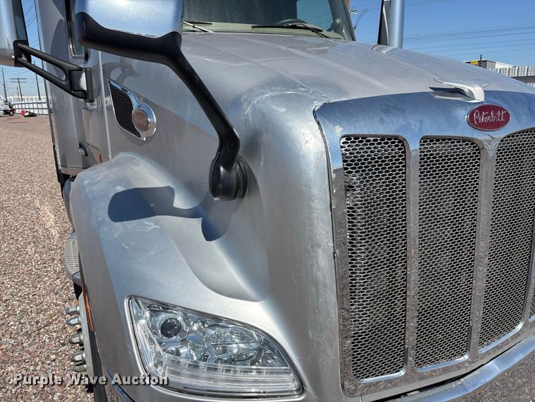 image for item YA1561 2022 Peterbilt 579 semi truck