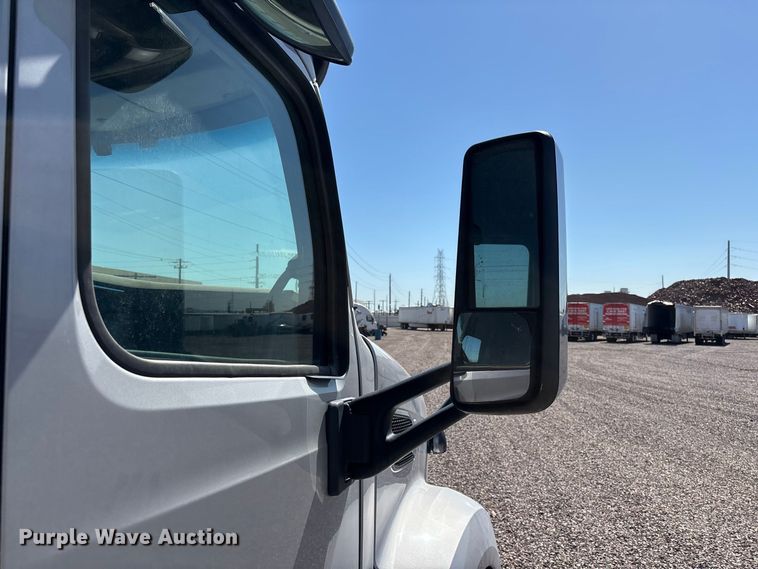 image for item YA1561 2022 Peterbilt 579 semi truck