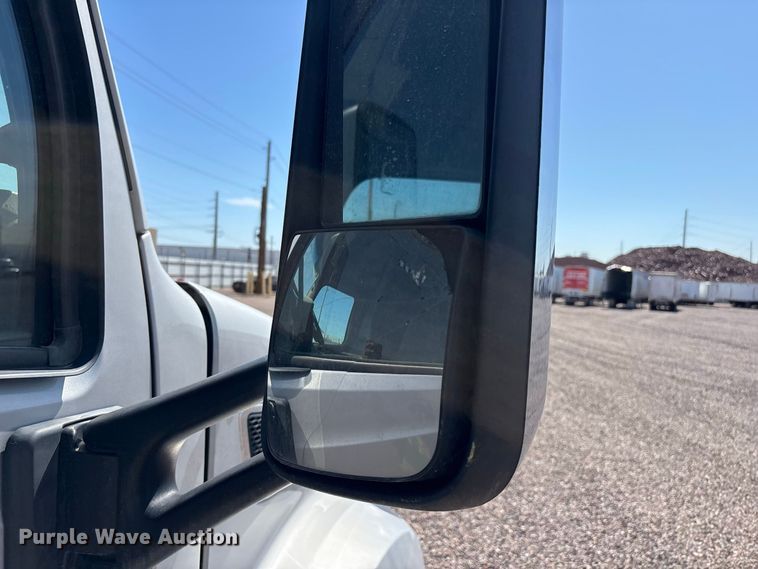 image for item YA1561 2022 Peterbilt 579 semi truck