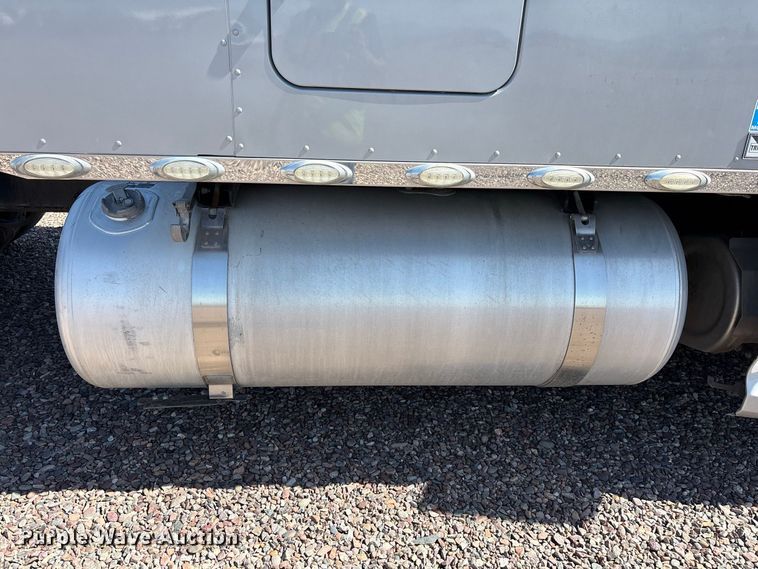 image for item YA1561 2022 Peterbilt 579 semi truck