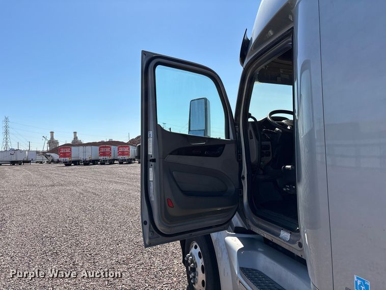 image for item YA1561 2022 Peterbilt 579 semi truck