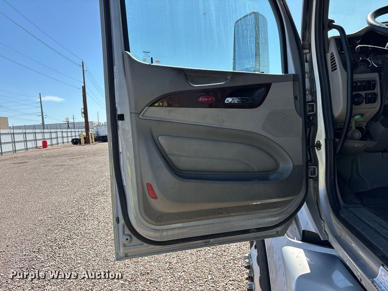 image for item YA1561 2022 Peterbilt 579 semi truck