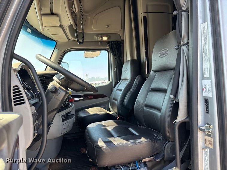 image for item YA1561 2022 Peterbilt 579 semi truck