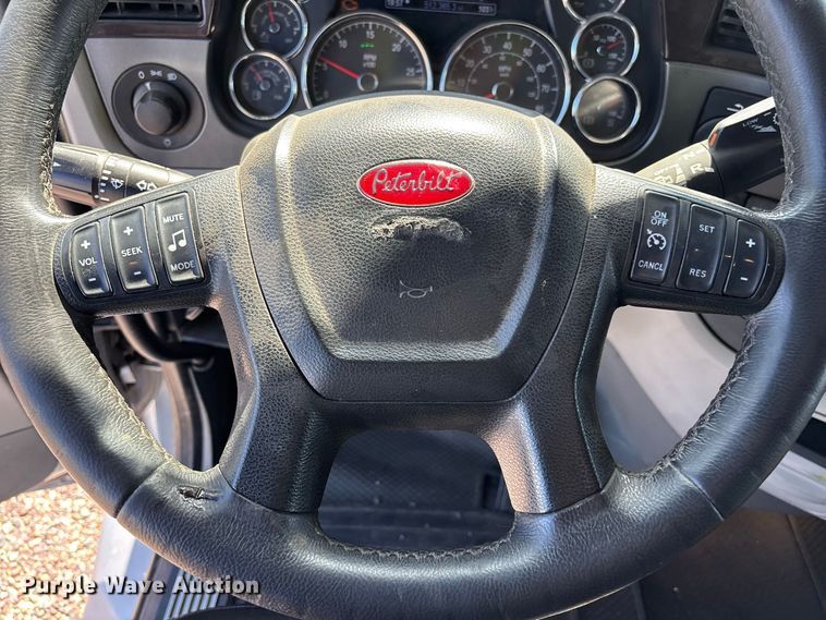 image for item YA1561 2022 Peterbilt 579 semi truck