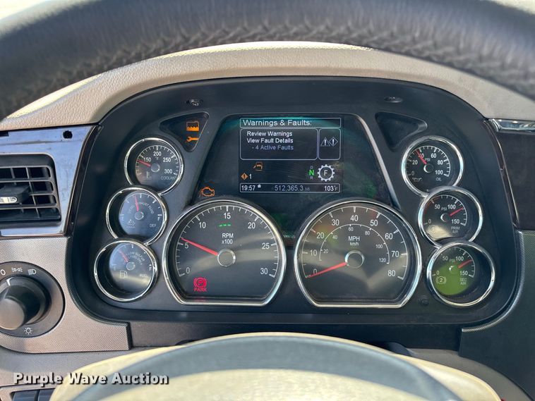 image for item YA1561 2022 Peterbilt 579 semi truck