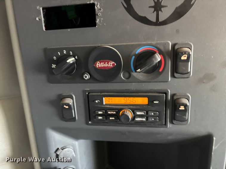 image for item YA1561 2022 Peterbilt 579 semi truck