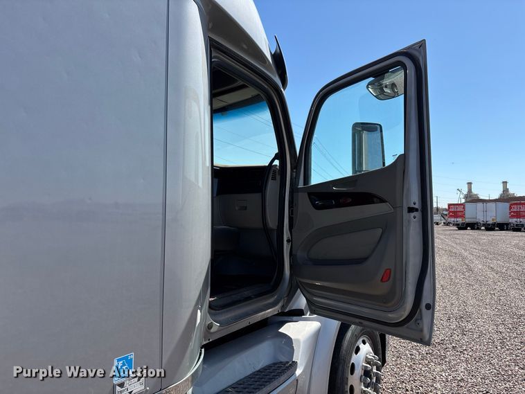 image for item YA1561 2022 Peterbilt 579 semi truck