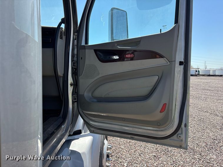 image for item YA1561 2022 Peterbilt 579 semi truck