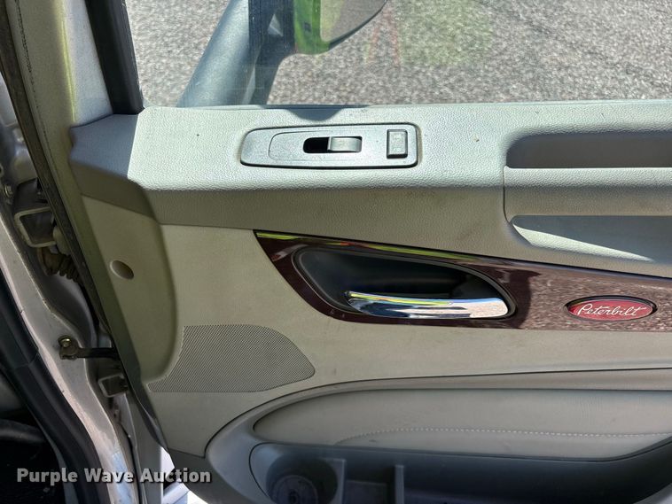 image for item YA1561 2022 Peterbilt 579 semi truck