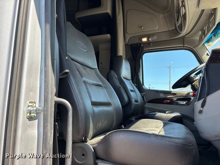 image for item YA1561 2022 Peterbilt 579 semi truck