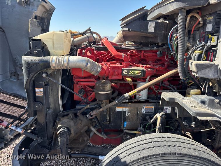 image for item YA1561 2022 Peterbilt 579 semi truck