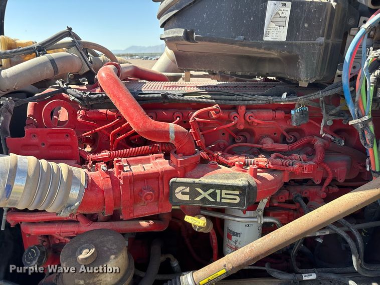 image for item YA1561 2022 Peterbilt 579 semi truck