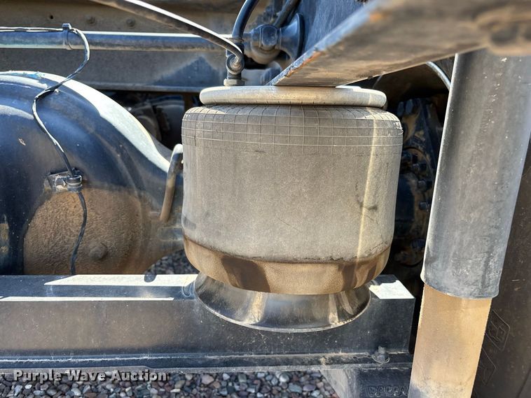 image for item YA1561 2022 Peterbilt 579 semi truck