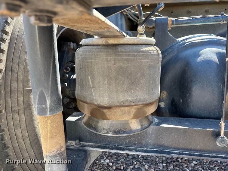 image for item YA1561 2022 Peterbilt 579 semi truck